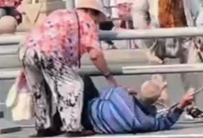 惊险！济南早高峰车流中老人横穿马路，翻护栏摔倒后滚过去