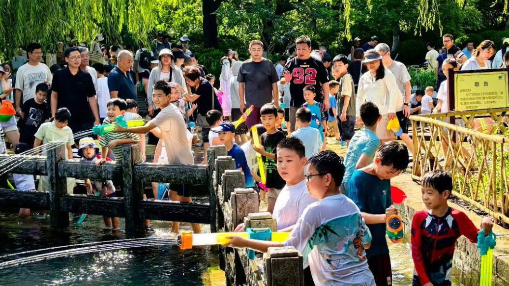 天气情报站|戏水狂欢！济南迎38度高温，五龙潭成孩子们的乐园