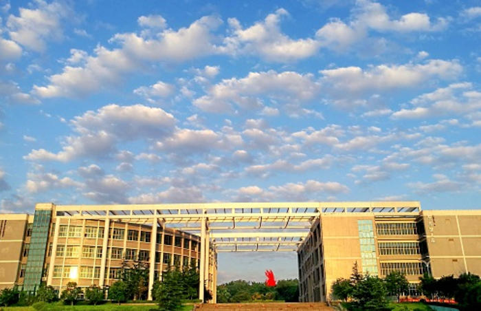 在山东交通职业学院,产业学院是学校推动产教融合走向深入的重要载体,让学生从学在学校到学在企业,学生们的成长是山东交通职业学院通过深化产教融合培养高技术技能人才的成果,也是学校通过人才培养赋能地方经济发展的一个缩影。