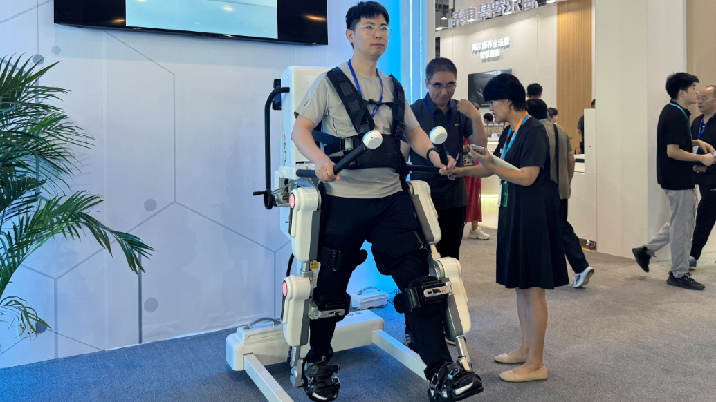 果然视频丨AI助推智慧养老！300余家企业齐聚青岛康养盛会