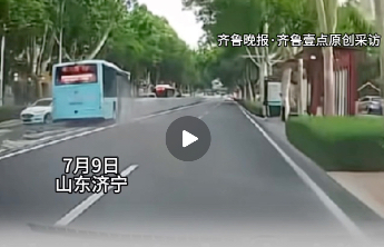 有惊无险！济宁一公交司机突发身体不适，车辆撞翻护栏后冲向对面车道