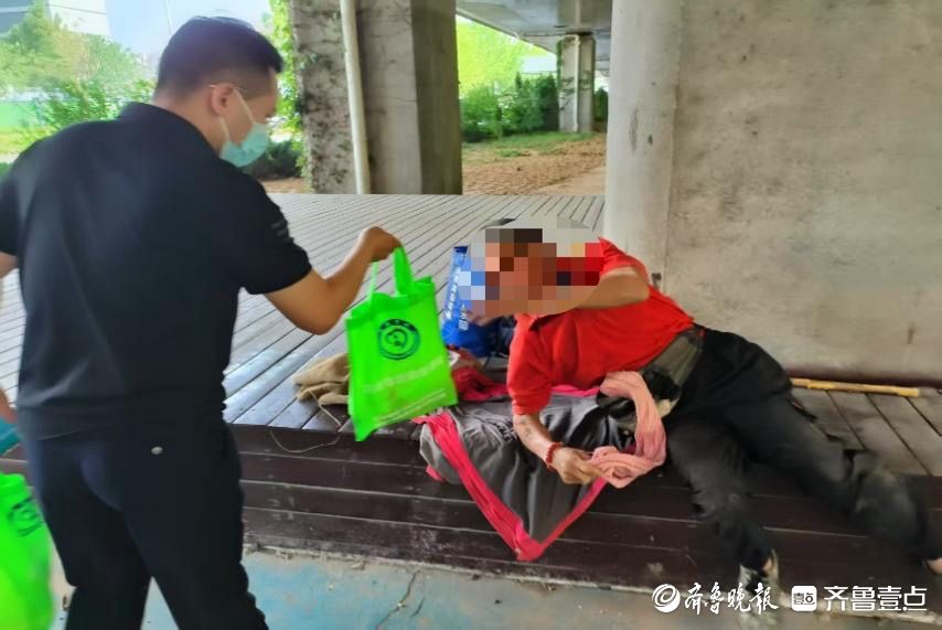 济南救助中心发放180份清凉包，为流浪者撑起“生命伞”