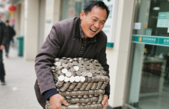 扛140斤硬币存银行遭拒，谁来守护现金使用者的权益