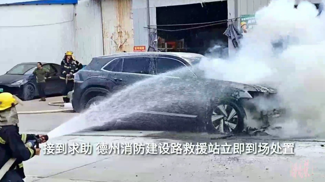果然视频|一辆SUV在行驶中起火，消防员到场五分钟化解火情