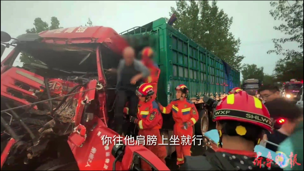 果然视频|两车相撞致一人被困，消防员破拆驾驶室施救