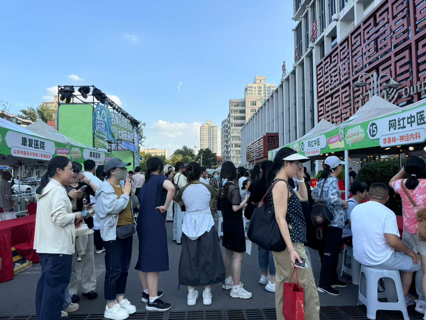 当中医搬进夜市，年轻人爱上把脉逛摊