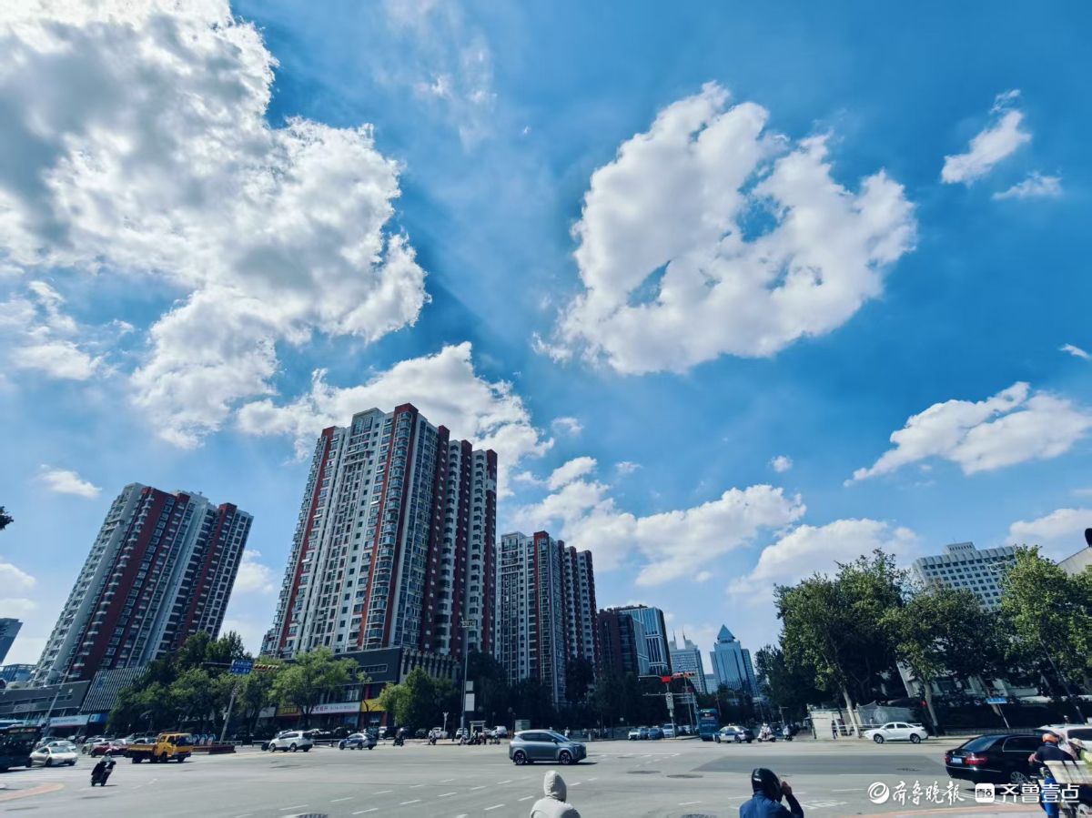 泉城蓝天白云映美景