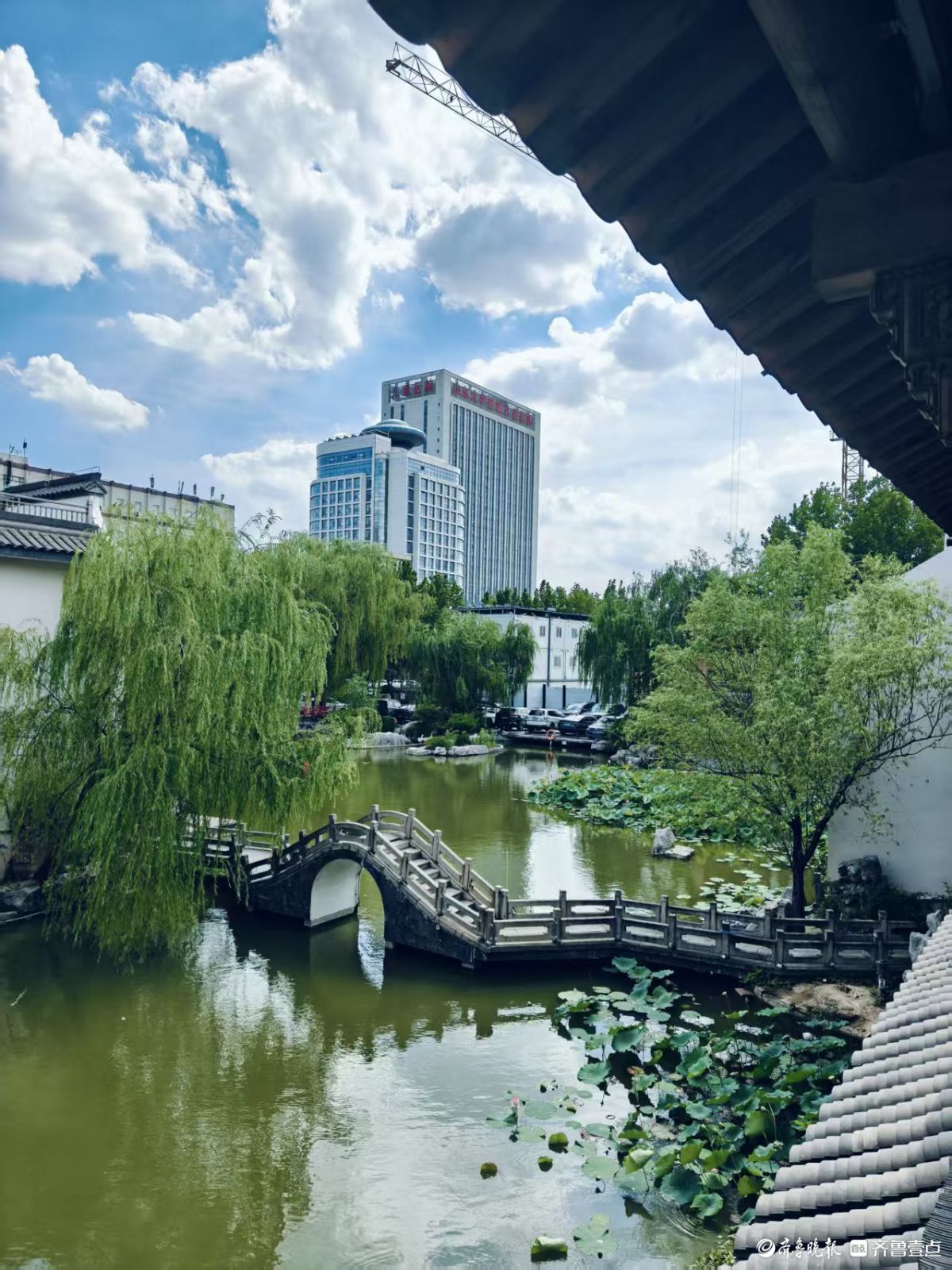 泉城蓝天白云映美景