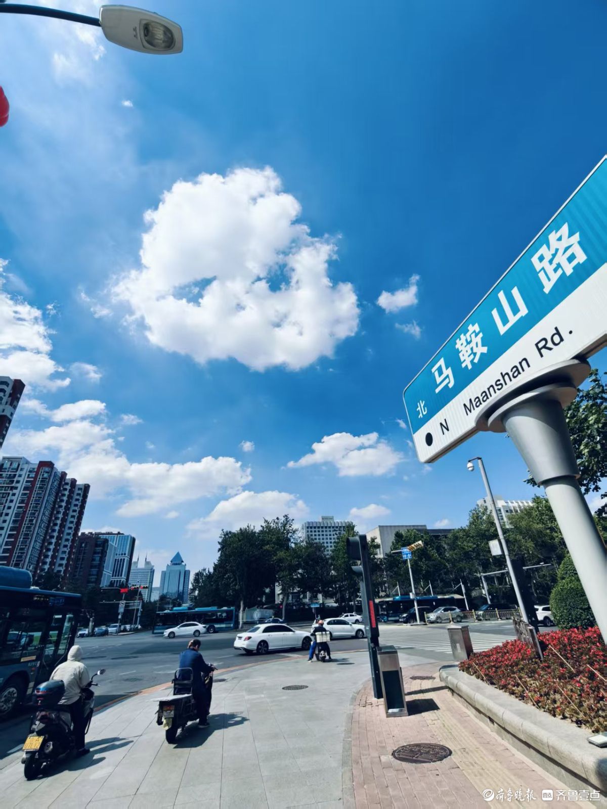 泉城蓝天白云映美景