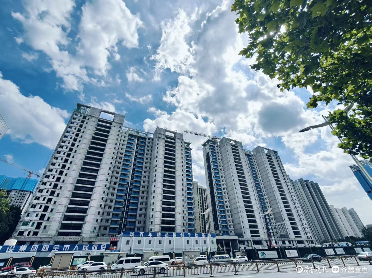 泉城蓝天白云映美景