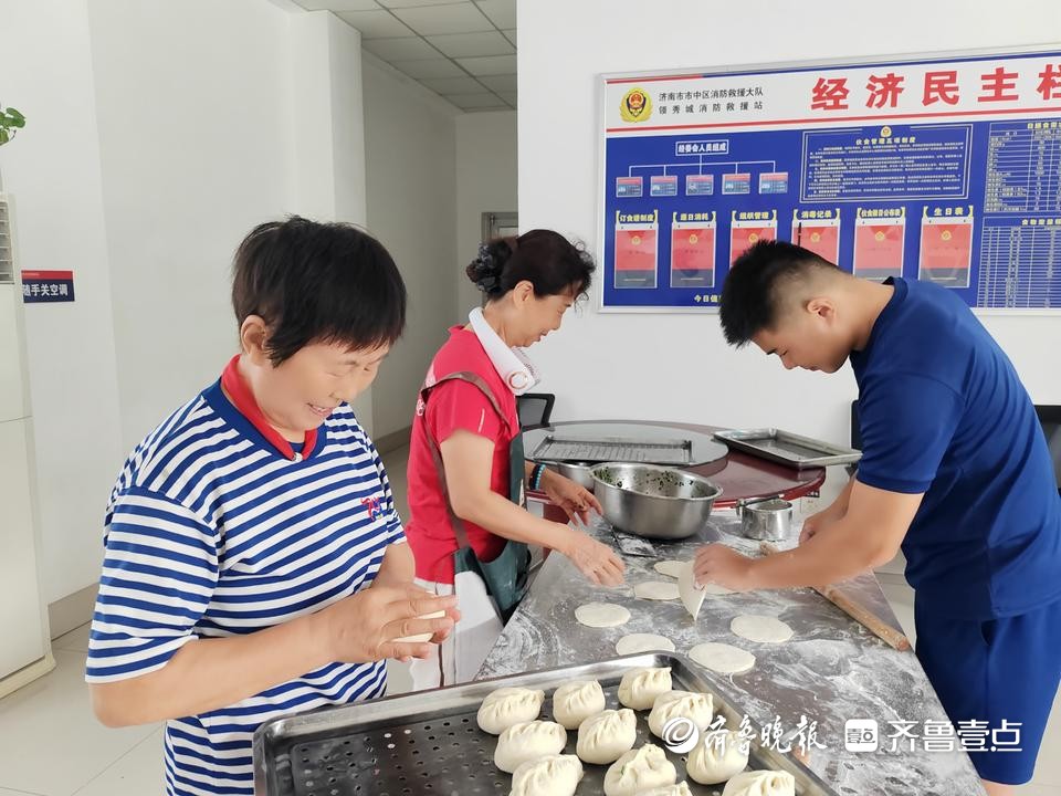 壹点公益丨雪糕解暑、馅饼解馋，志愿者为消防员送“清凉”