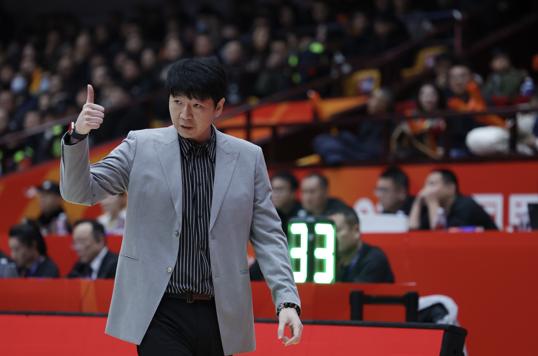 多名CBA主教练现身拉斯维加斯夏季联赛考察外援，邱彪在列