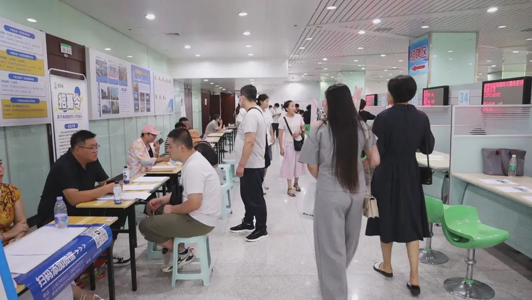 威海市重点企业暨高校毕业生等重点群体专场招聘会举办