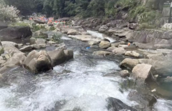 村民捞手机索酬未果扔回水中，景区真能“不参与”吗