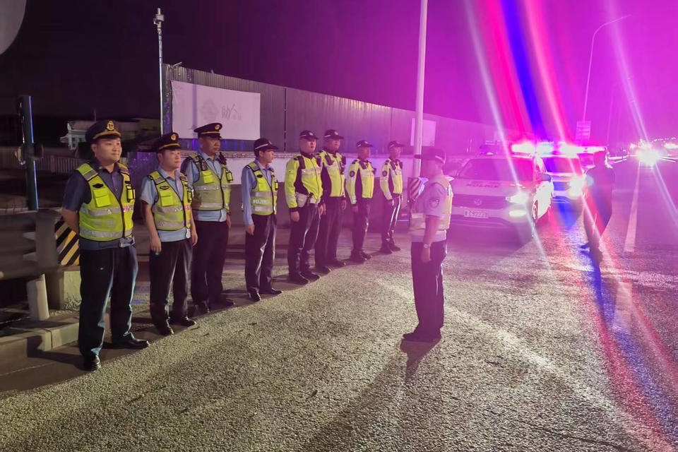 雷霆出击！淄博交警严打“百吨王”违法行为
