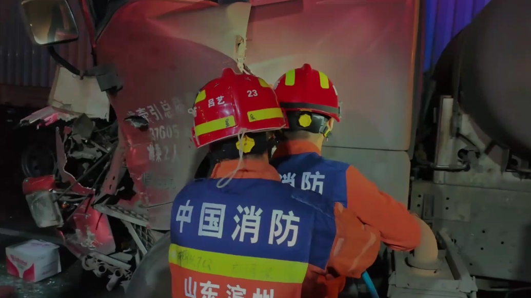 果然视频|货车因刹车失灵追尾前车，消防员破拆施救