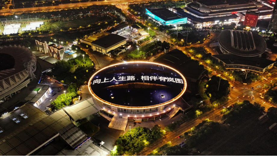 以热爱双向奔赴：岚图用户之夜燃动江城，岚图FREE+震撼上市