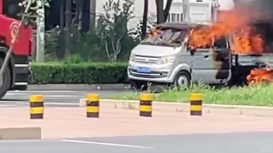 情报站|济南齐兴大街一货车自燃冒烟，消防及时赶到火势已被控制
