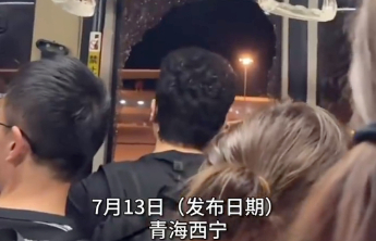西宁机场一乘客被困摆渡车晕倒，男子砸窗通风，官方通报