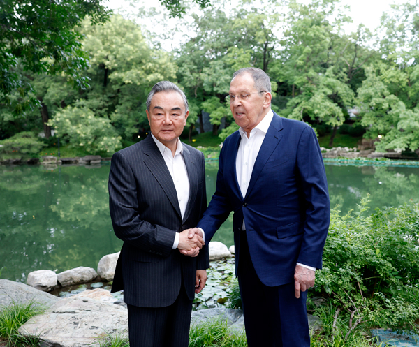 王毅会见俄罗斯外长拉夫罗夫