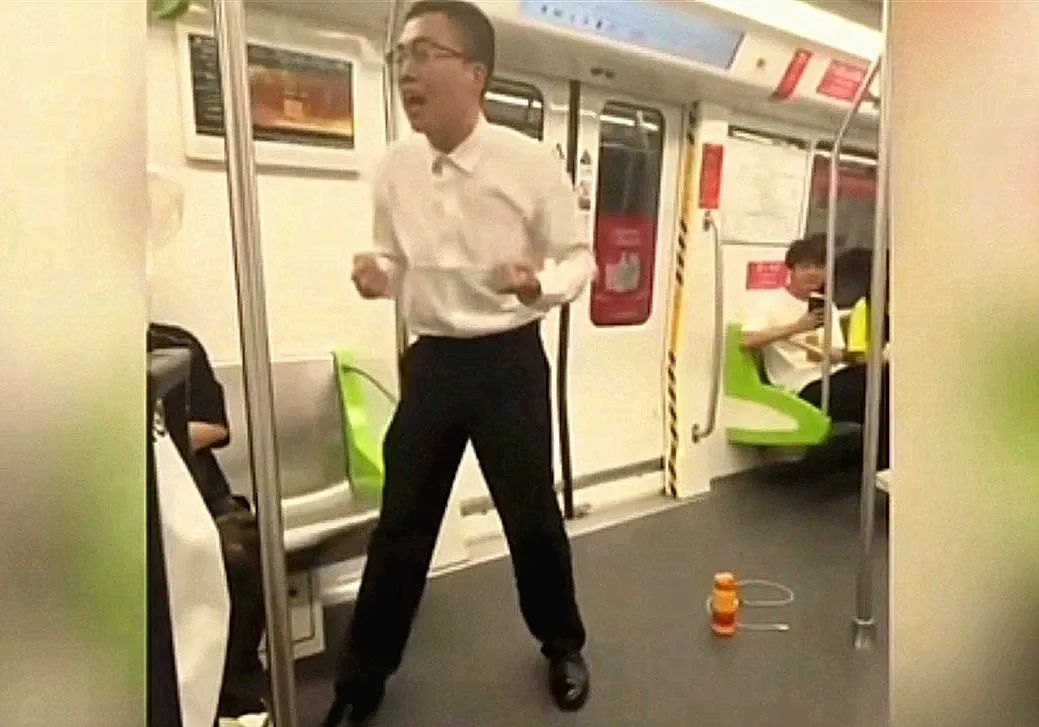 人们关注保安小哥“发泄式演讲”，到底在关心什么？