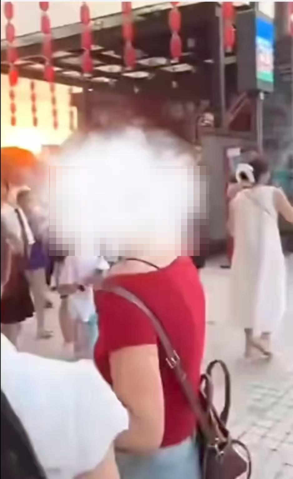 “洪崖洞强拉游客拍照”引纠纷，是教训也是举一反三的镜子
