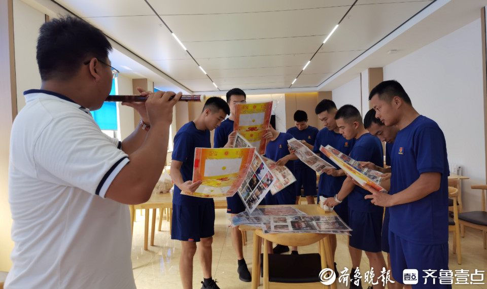 酷暑送清凉，志愿者向消防员致敬