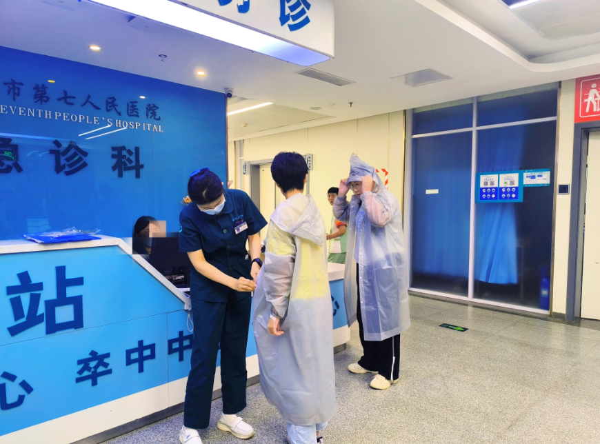 雨中温情，济南市第七人民医院护士为母女撑起“七心”守护伞