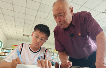 凡人歌·青岛故事丨20年，1000人！九旬老校长和他的暑托班