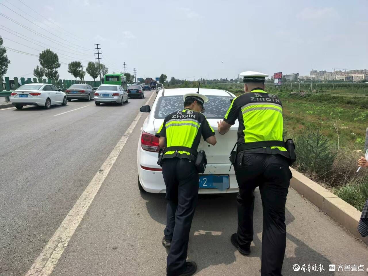 车辆抛锚路中央，莘县公安交警暖心推车相助