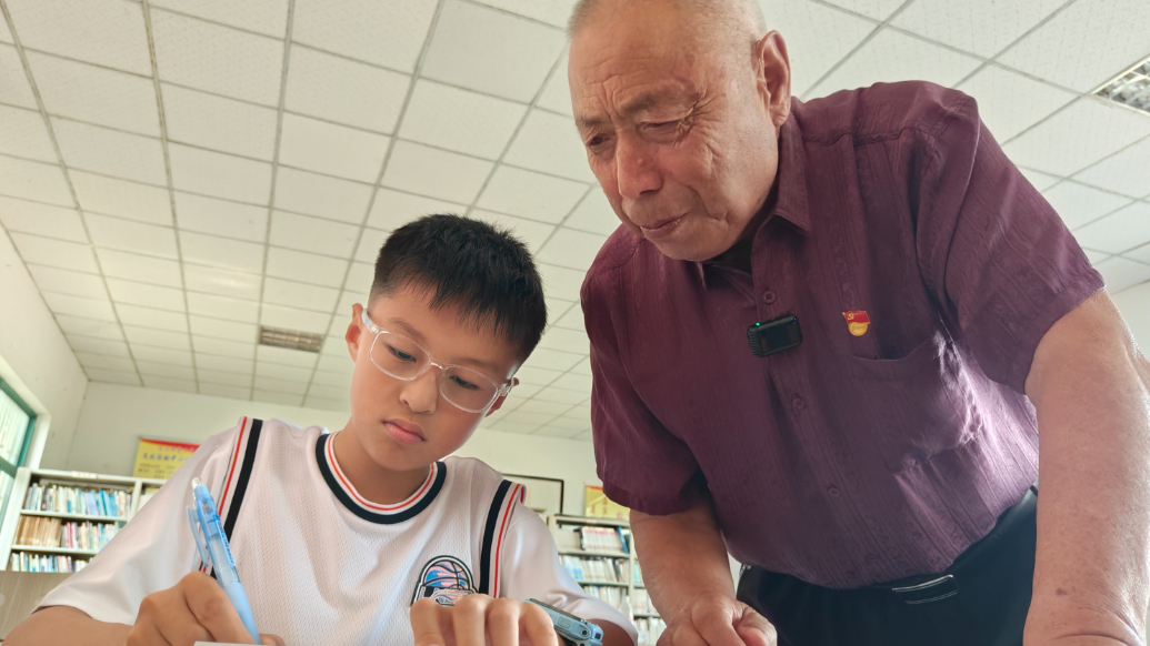 果然视频丨20年帮助千余农村娃！九旬老人创办暑期公益辅导班