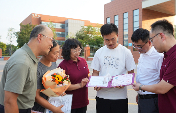 “清华紫”来了！济宁首封清华大学高考录取通知书送达