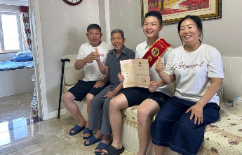 威海首批高考录取通知书送达！少年圆了军营梦