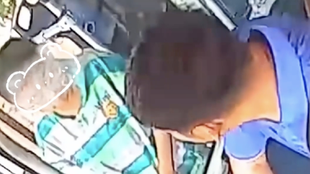 果然视频丨小男孩接妹妹却坐反公交，公交司机的决定很暖心