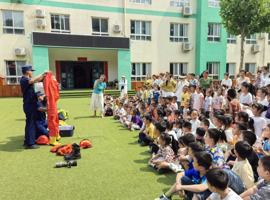东营市广饶县消防救援大队：消防车进校园 师生齐学“防火经”