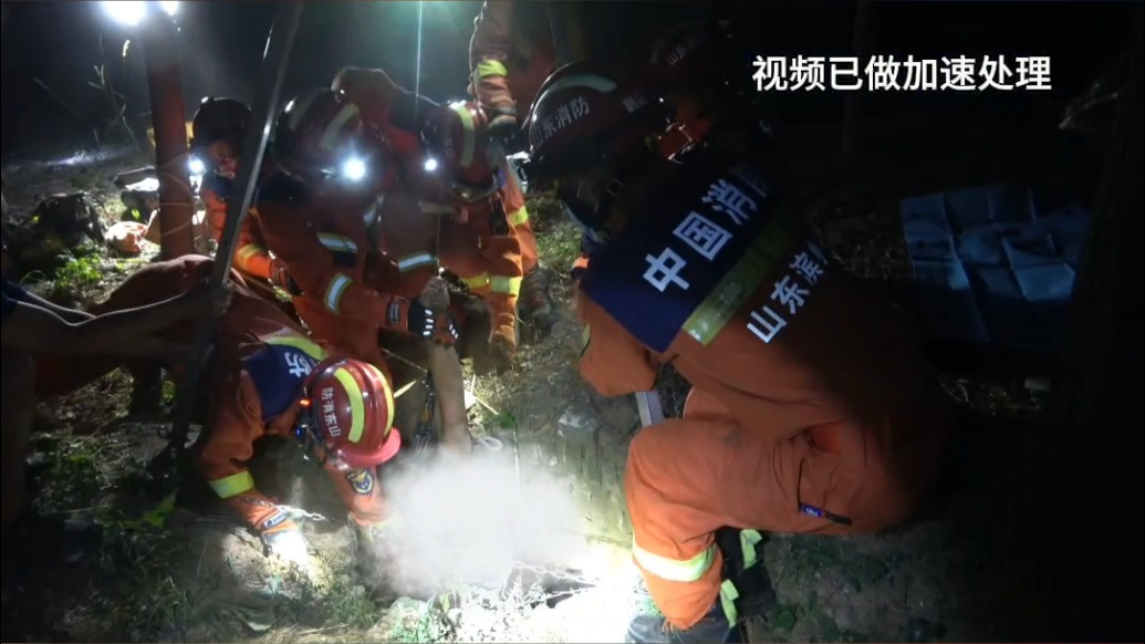 夜捉“知了猴”不慎坠入20米深井 滨州消防“垂钓”巧救援