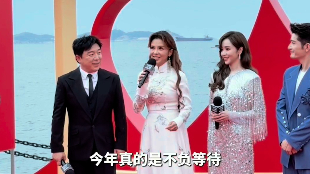 果然视频|中国电影导演之夜开启红毯环节，黄渤、朱迅亮相烟台