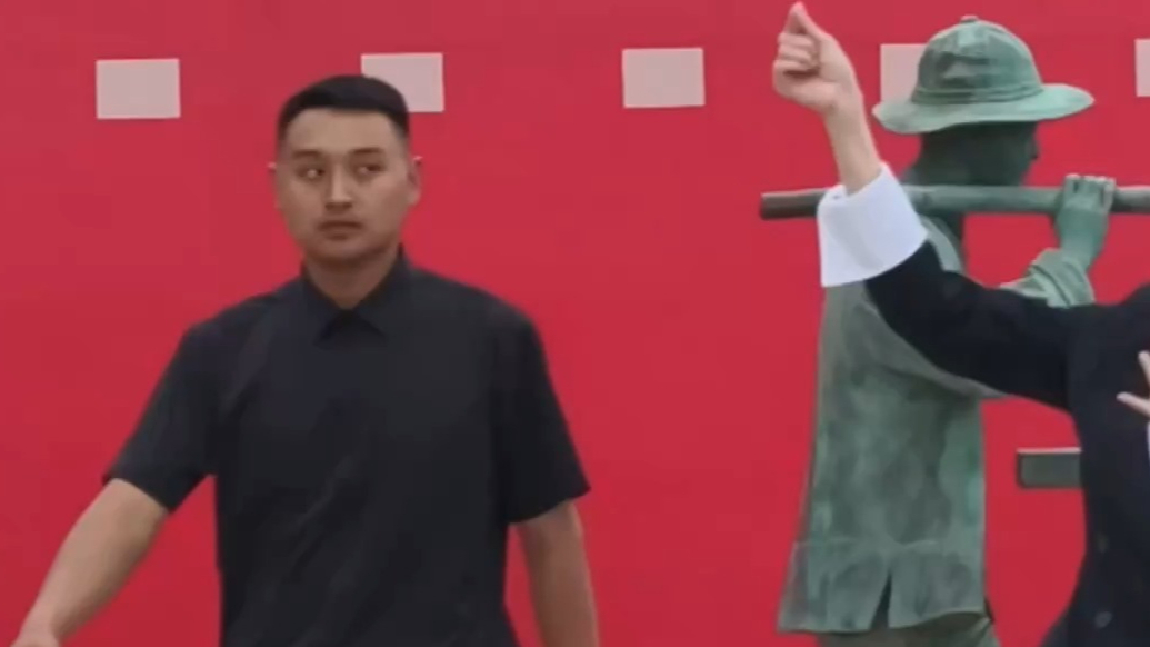 情报站|宋佳入场全程发射爱心，烟台壹粉直击中国电影导演之夜