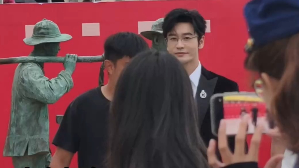 情报站|家门口追星的感觉就是爽！中国电影导演之夜闪耀烟台海滨