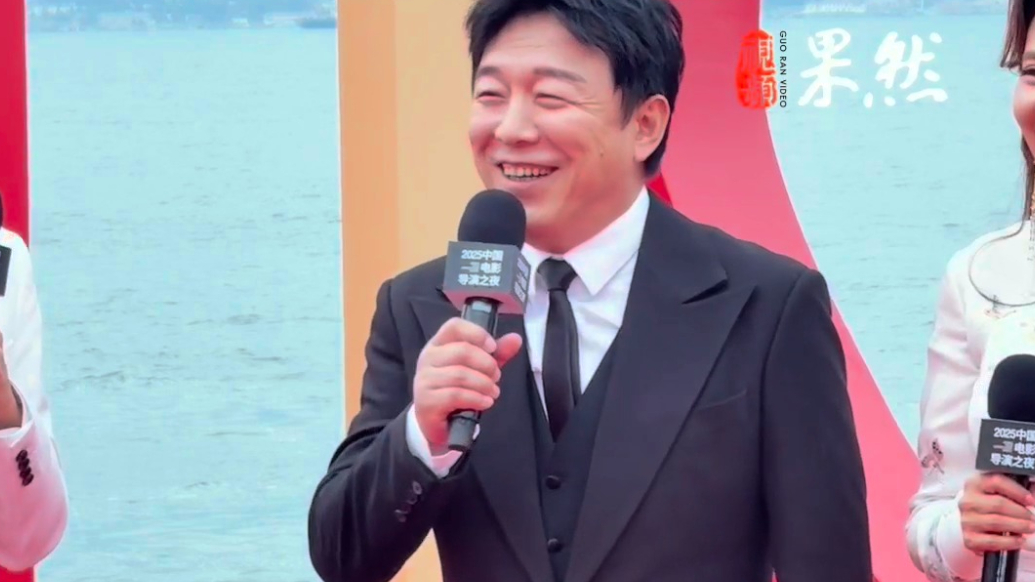 果然视频|黄渤烟台展示幽默魅力，笑称“想站海边石头上当地标”