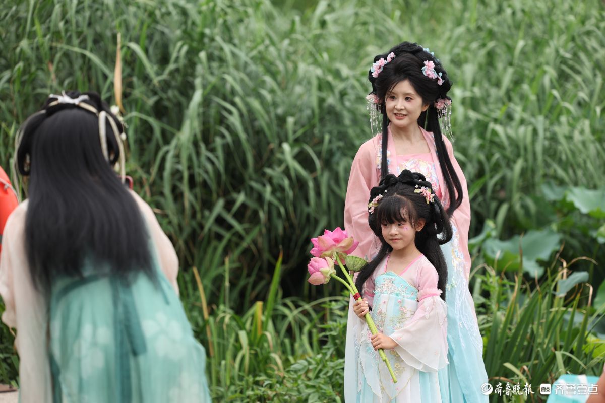 大明湖荷花绽放，游客身穿汉服化身“夏雨荷”打卡