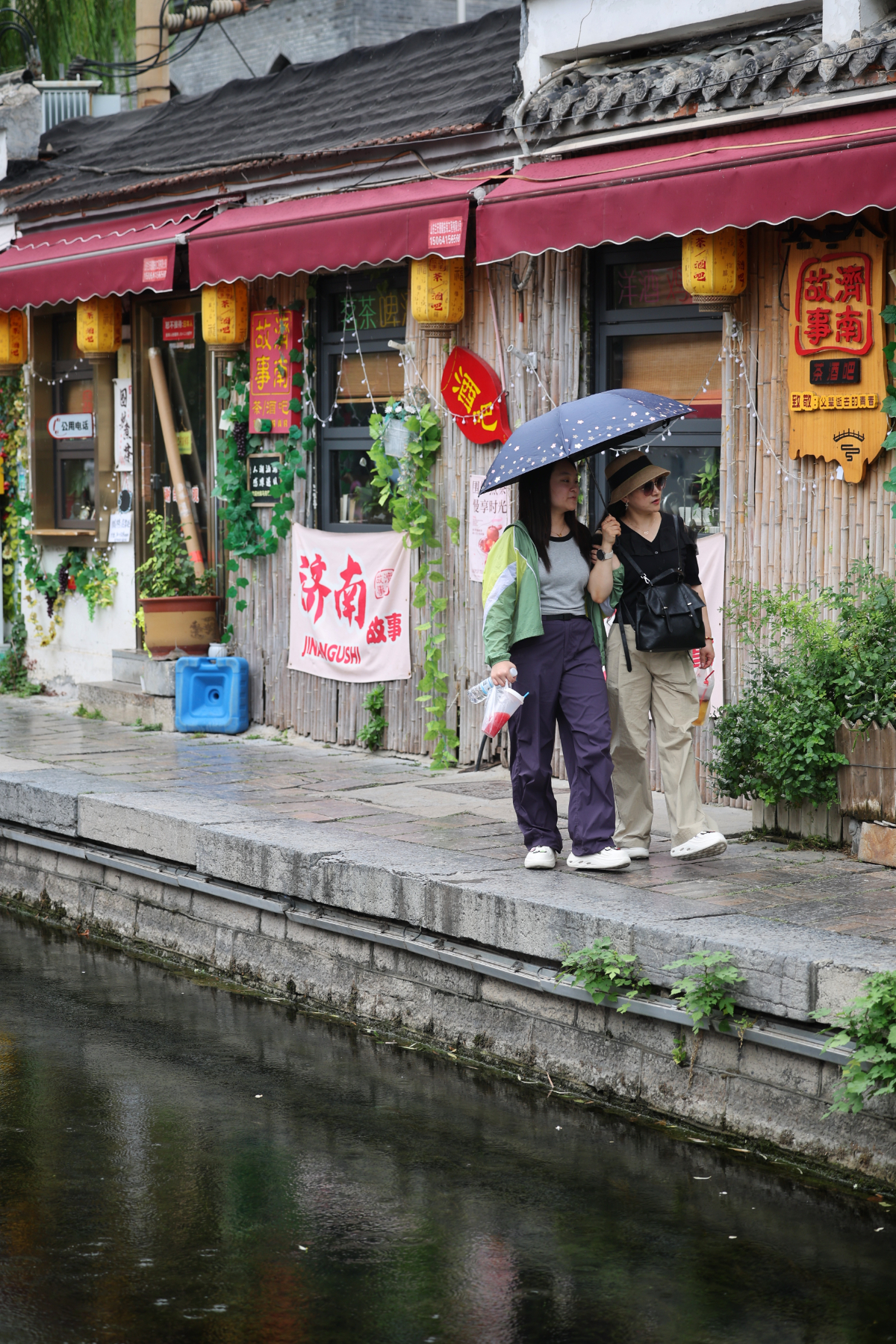 游客雨中漫步济南老街，沉浸式感受泉城魅力