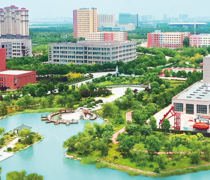 山东海事职业学院2025年招生总计划7400人。其中省内计划6651人，省外计划749人。
省内招生计划包括单独招生、综合评价招生、夏季高考、春季高考等计划。山东海事职业学院今年省内夏季高考计划为3211人，其中包括衔接潍坊学院的旅游管理“3+2”专本贯通专业招生计划40人。学校今年省内春季高考招生计划为1680人，共有43个招生专业。