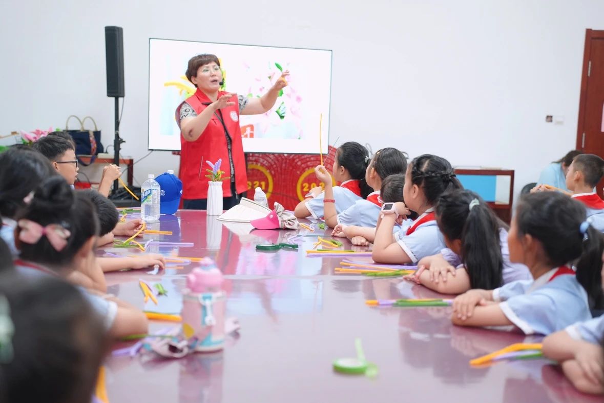 童心巧手传非遗，柳青苑小学队员们用扭扭棒“绽放”千年绒花