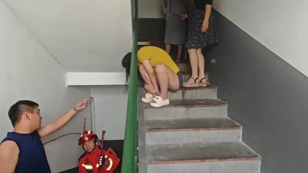 果然视频|女子不慎头卡楼道护栏空隙中，消防员切割护栏帮其脱困