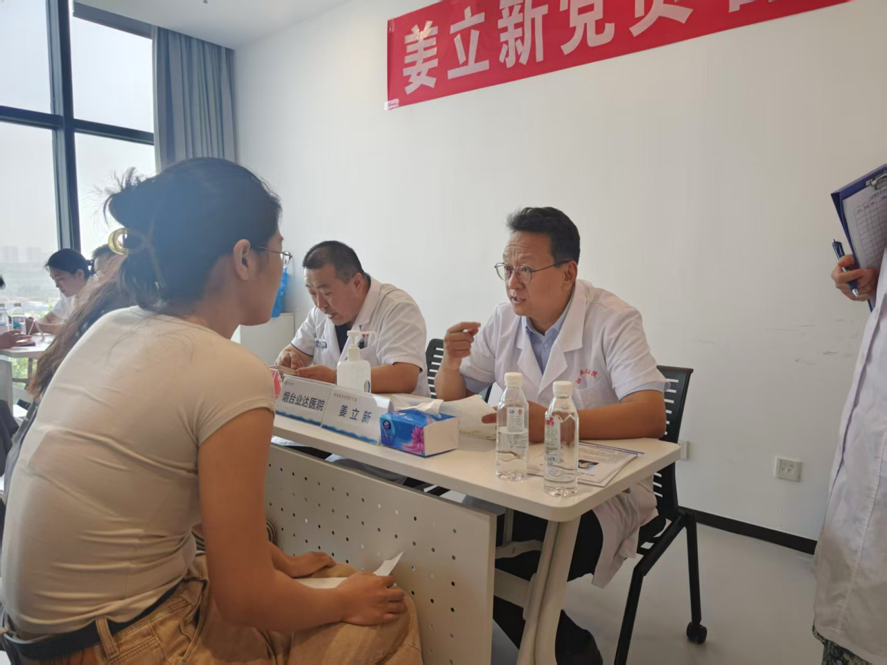 医企携手筑健康！烟台业达医院义诊活动走进烟台睿创微纳