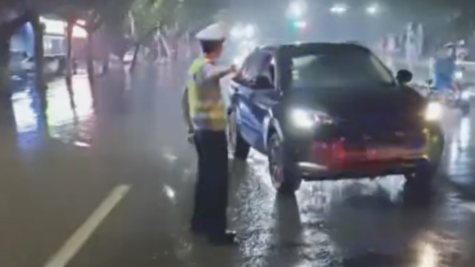 邹平：凌晨，一场大雨，一夜守护，这道“警”色最暖！