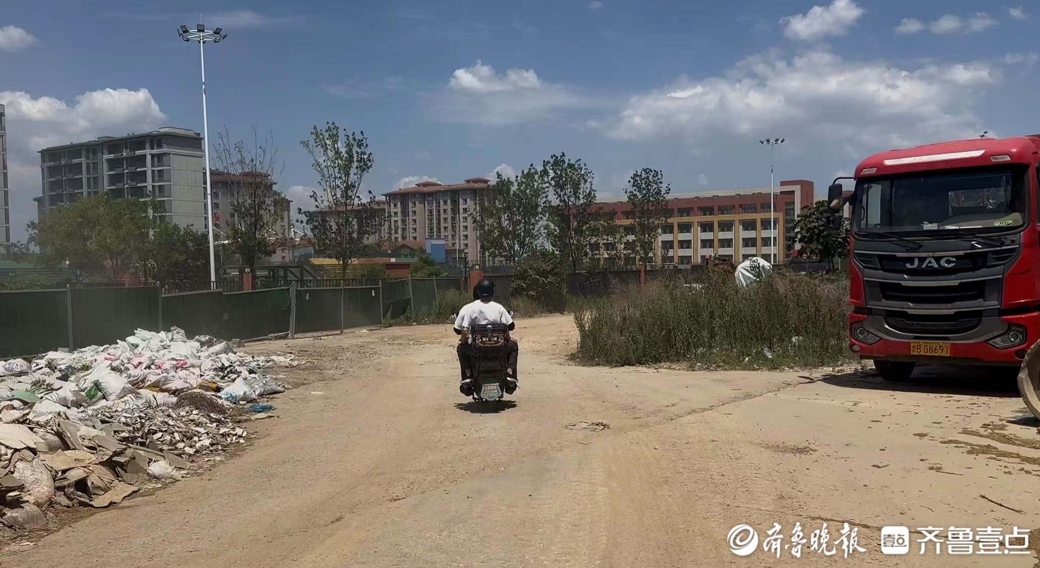 壹点帮办丨晴天一身土雨天一脚泥，500米上学路何时能修好？