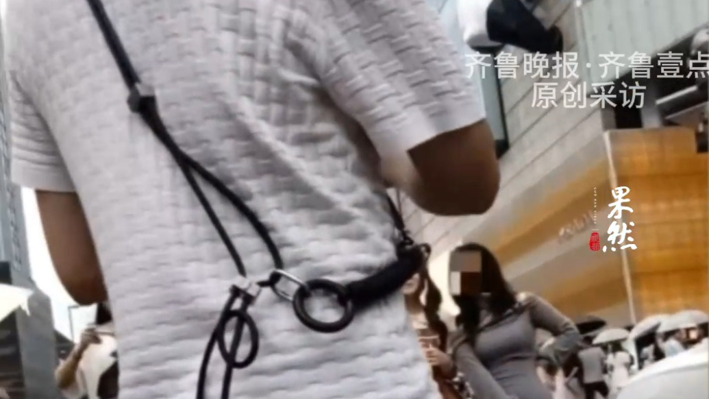 果然视频|成都春熙路拍照有人故意挡镜头？摄影师称有同行故意占机位