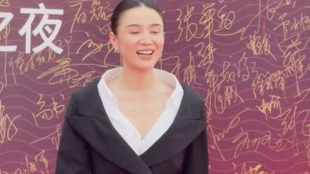 果然视频｜“‘鲜儿’今天回山东老家了”，宋佳亮相导演之夜红毯